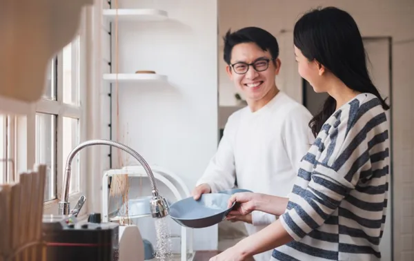 Nước rửa chén Senny thiên nhiên - Trợ thủ của Ba khi xông pha vào bếp