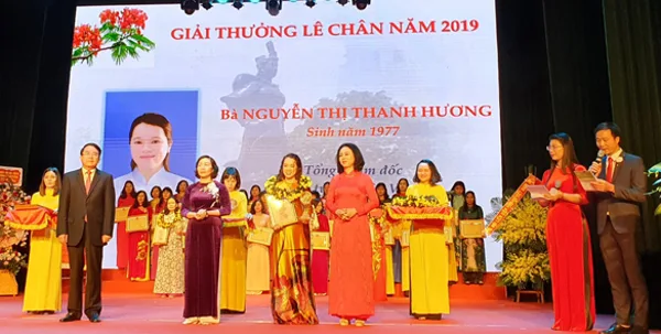 Ms Nguyen Thi Thanh Huong is honoured with the Le Chan Award