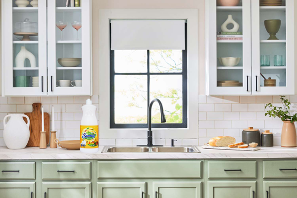 Senny cinnamon-flavored dishwashing liquid cleans grease quickly, giving mothers peace of mind at home