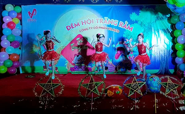 A Mid-Autumn Festival night, "happiness as full as the moon", at Vilaco.