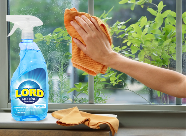 Great technique to clean glass without water residue thanks to Lord glass cleaner.