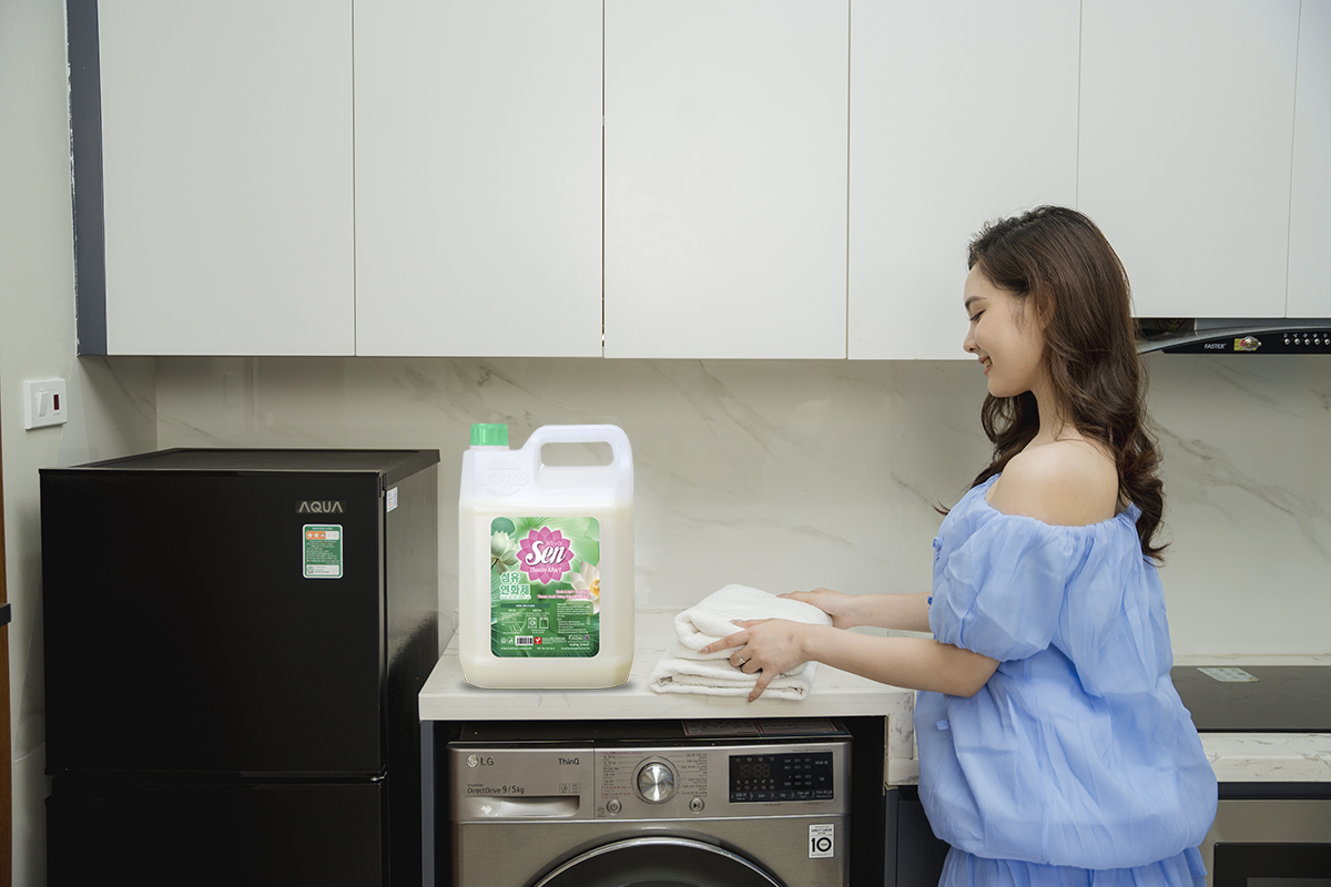 Nước Xả Vải Sen Thuần Khiết 